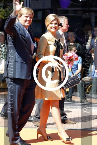 Rhenen en Veenedaal 30 april 2012
Koninginnedag met daarbij aanwezig koningin Beatrix Prins Willem Alexander Prinses Maxima Prins Constantijn Prinses Laurentien Prinses Margrite Prins Maurits Prinses Marilene Prins Bernhard Prinses Annette Prins Pieter Christiaan Prins Floris Prinses Aimee en Pieter v Vollenhoven.
Peter Smulders bv