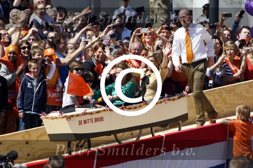 Rhenen en Veenedaal 30 april 2012
Koninginnedag met daarbij aanwezig koningin Beatrix Prins Willem Alexander Prinses Maxima Prins Constantijn Prinses Laurentien Prinses Margrite Prins Maurits Prinses Marilene Prins Bernhard Prinses Annette Prins Pieter Christiaan Prins Floris Prinses Aimee en Pieter v Vollenhoven.
Peter Smulders bv