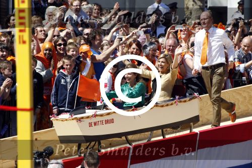 Rhenen en Veenedaal 30 april 2012
Koninginnedag met daarbij aanwezig koningin Beatrix Prins Willem Alexander Prinses Maxima Prins Constantijn Prinses Laurentien Prinses Margrite Prins Maurits Prinses Marilene Prins Bernhard Prinses Annette Prins Pieter Christiaan Prins Floris Prinses Aimee en Pieter v Vollenhoven.
Peter Smulders bv