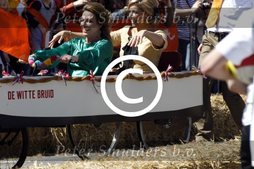 Rhenen en Veenedaal 30 april 2012
Koninginnedag met daarbij aanwezig koningin Beatrix Prins Willem Alexander Prinses Maxima Prins Constantijn Prinses Laurentien Prinses Margrite Prins Maurits Prinses Marilene Prins Bernhard Prinses Annette Prins Pieter Christiaan Prins Floris Prinses Aimee en Pieter v Vollenhoven.
Peter Smulders bv