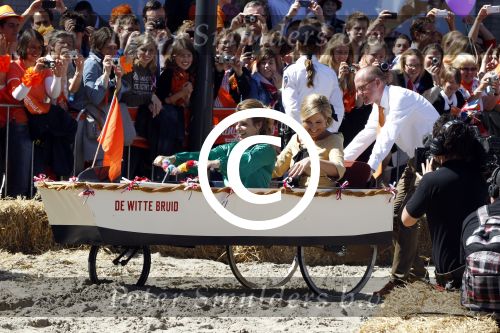 Rhenen en Veenedaal 30 april 2012
Koninginnedag met daarbij aanwezig koningin Beatrix Prins Willem Alexander Prinses Maxima Prins Constantijn Prinses Laurentien Prinses Margrite Prins Maurits Prinses Marilene Prins Bernhard Prinses Annette Prins Pieter Christiaan Prins Floris Prinses Aimee en Pieter v Vollenhoven.
Peter Smulders bv