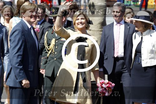 Rhenen en Veenedaal 30 april 2012
Koninginnedag met daarbij aanwezig koningin Beatrix Prins Willem Alexander Prinses Maxima Prins Constantijn Prinses Laurentien Prinses Margrite Prins Maurits Prinses Marilene Prins Bernhard Prinses Annette Prins Pieter Christiaan Prins Floris Prinses Aimee en Pieter v Vollenhoven.
Peter Smulders bv