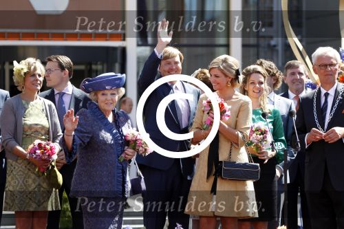 Rhenen en Veenedaal 30 april 2012
Koninginnedag met daarbij aanwezig koningin Beatrix Prins Willem Alexander Prinses Maxima Prins Constantijn Prinses Laurentien Prinses Margrite Prins Maurits Prinses Marilene Prins Bernhard Prinses Annette Prins Pieter Christiaan Prins Floris Prinses Aimee en Pieter v Vollenhoven.
Peter Smulders bv