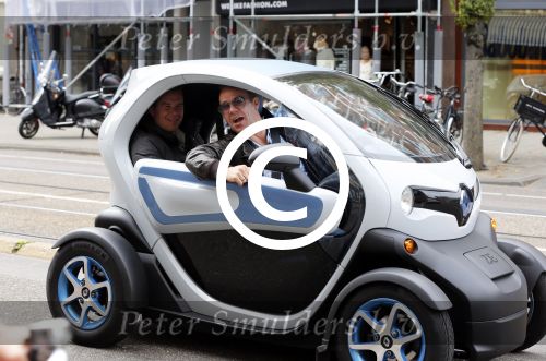 Amsterdam 1 oktober 2012
Das\'s moment bij dr Fish. De bekende mannen reden in een renault Twizy.
Peter Smulders bv
