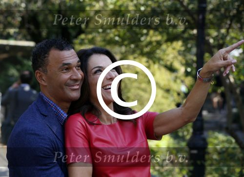 New York 18 oktober 2012
Ruud Gullit met zijn nieuwe vriendin Maggie Jimenez in Central Park.
Peter Smulders bv