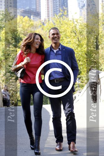 New York 18 oktober 2012
Ruud Gullit met zijn nieuwe vriendin Maggie Jimenez in Central Park.
Peter Smulders bv