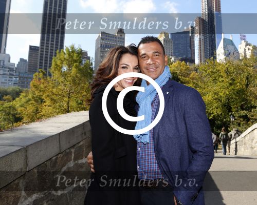 New York 18 oktober 2012
Ruud Gullit met zijn nieuwe vriendin Maggie Jimenez in Central Park.
Peter Smulders bv
