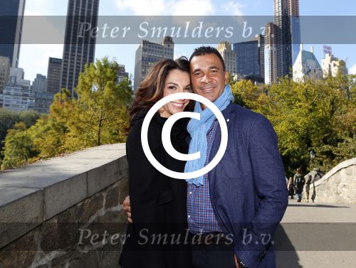 New York 18 oktober 2012
Ruud Gullit met zijn nieuwe vriendin Maggie Jimenez in Central Park.
Peter Smulders bv