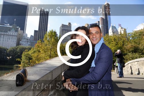 New York 18 oktober 2012
Ruud Gullit met zijn nieuwe vriendin Maggie Jimenez in Central Park.
Peter Smulders bv