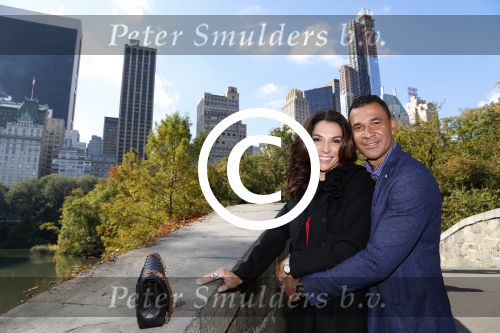 New York 18 oktober 2012
Ruud Gullit met zijn nieuwe vriendin Maggie Jimenez in Central Park.
Peter Smulders bv