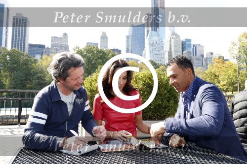 New York 18 oktober 2012
Ruud Gullit met zijn nieuwe vriendin Maggie Jimenez in Central Park.
Peter Smulders bv