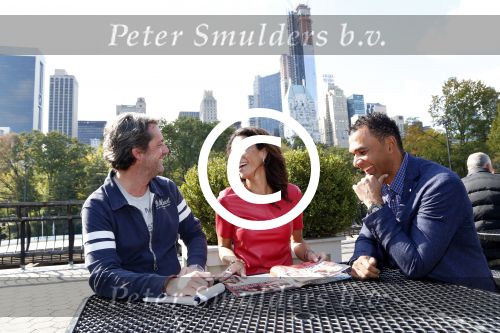 New York 18 oktober 2012
Ruud Gullit met zijn nieuwe vriendin Maggie Jimenez in Central Park.
Peter Smulders bv