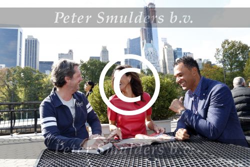 New York 18 oktober 2012
Ruud Gullit met zijn nieuwe vriendin Maggie Jimenez in Central Park.
Peter Smulders bv