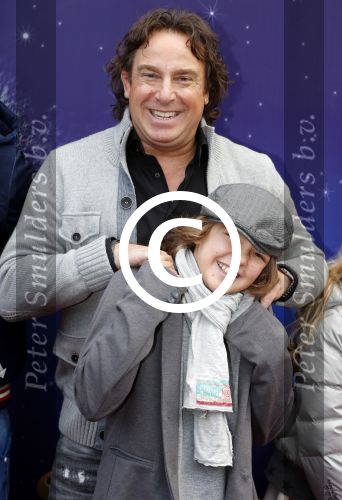 Amsterdam 7 oktober 2012
Premiere Sien en Diego de magische bron van Myra in Pathe Arena
met Jada Borsato Peter Faber en Harold Verwoert ( coole piet Diego) in de hoofdrollen. Marco leontine Luca Jada Senna Mary Borsato en Romy en Jacky Omtzigt .
Peter Smulders bv
