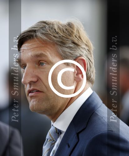 Amsterdam 22 september 2012
Koningin Beatrix opent het stedelijk museum in Amsterdam. Ook Prins Constantijn en Prinses Laurentien zijn aanwezig. Sybrand Buma met dochter
Peter Smulders bv