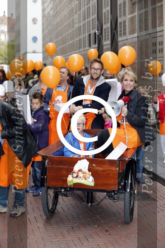 Amsterdam 10 oktober 2012
Tanja Jess Charly Luske en zoon Bobby bakken taartjes voor Kika in het krasnapolsky.
Peter Smulders bv