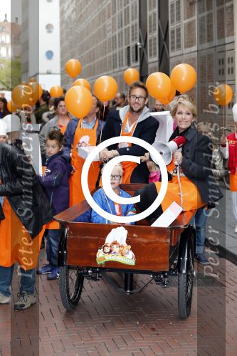Amsterdam 10 oktober 2012
Tanja Jess Charly Luske en zoon Bobby bakken taartjes voor Kika in het krasnapolsky.
Peter Smulders bv