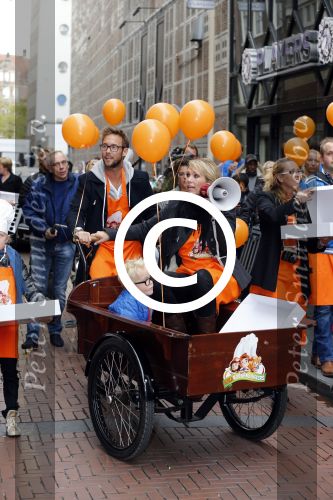 Amsterdam 10 oktober 2012
Tanja Jess Charly Luske en zoon Bobby bakken taartjes voor Kika in het krasnapolsky.
Peter Smulders bv