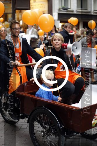 Amsterdam 10 oktober 2012
Tanja Jess Charly Luske en zoon Bobby bakken taartjes voor Kika in het krasnapolsky.
Peter Smulders bv