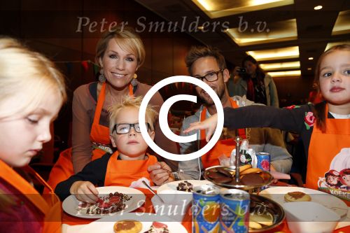 Amsterdam 10 oktober 2012
Tanja Jess Charly Luske en zoon Bobby bakken taartjes voor Kika in het krasnapolsky.
Peter Smulders bv