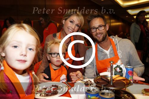 Amsterdam 10 oktober 2012
Tanja Jess Charly Luske en zoon Bobby bakken taartjes voor Kika in het krasnapolsky.
Peter Smulders bv