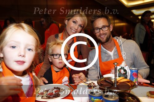 Amsterdam 10 oktober 2012
Tanja Jess Charly Luske en zoon Bobby bakken taartjes voor Kika in het krasnapolsky.
Peter Smulders bv
