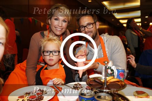 Amsterdam 10 oktober 2012
Tanja Jess Charly Luske en zoon Bobby bakken taartjes voor Kika in het krasnapolsky.
Peter Smulders bv