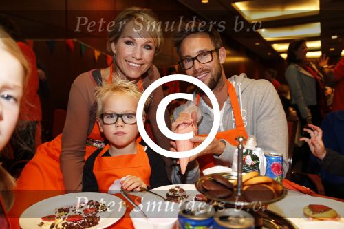Amsterdam 10 oktober 2012
Tanja Jess Charly Luske en zoon Bobby bakken taartjes voor Kika in het krasnapolsky.
Peter Smulders bv