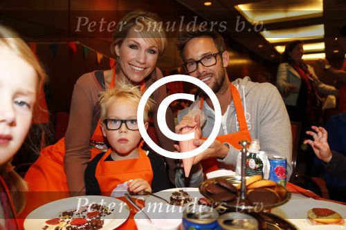 Amsterdam 10 oktober 2012
Tanja Jess Charly Luske en zoon Bobby bakken taartjes voor Kika in het krasnapolsky.
Peter Smulders bv