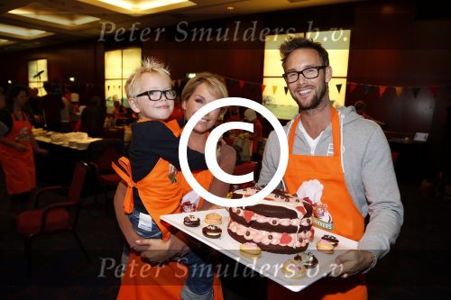 Amsterdam 10 oktober 2012
Tanja Jess Charly Luske en zoon Bobby bakken taartjes voor Kika in het krasnapolsky.
Peter Smulders bv