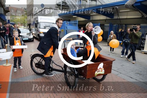 Amsterdam 10 oktober 2012
Tanja Jess Charly Luske en zoon Bobby bakken taartjes voor Kika in het krasnapolsky.
Peter Smulders bv