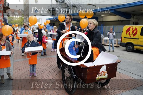 Amsterdam 10 oktober 2012
Tanja Jess Charly Luske en zoon Bobby bakken taartjes voor Kika in het krasnapolsky.
Peter Smulders bv
