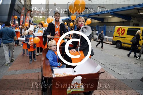 Amsterdam 10 oktober 2012
Tanja Jess Charly Luske en zoon Bobby bakken taartjes voor Kika in het krasnapolsky.
Peter Smulders bv