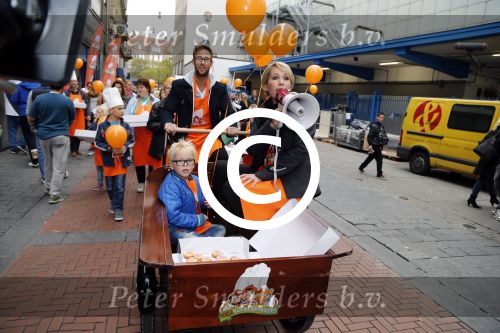 Amsterdam 10 oktober 2012
Tanja Jess Charly Luske en zoon Bobby bakken taartjes voor Kika in het krasnapolsky.
Peter Smulders bv