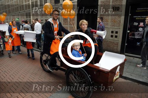 Amsterdam 10 oktober 2012
Tanja Jess Charly Luske en zoon Bobby bakken taartjes voor Kika in het krasnapolsky.
Peter Smulders bv