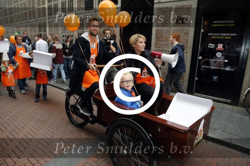 Amsterdam 10 oktober 2012
Tanja Jess Charly Luske en zoon Bobby bakken taartjes voor Kika in het krasnapolsky.
Peter Smulders bv