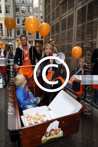 Amsterdam 10 oktober 2012
Tanja Jess Charly Luske en zoon Bobby bakken taartjes voor Kika in het krasnapolsky.
Peter Smulders bv