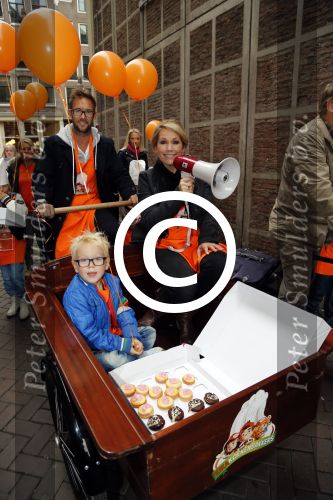 Amsterdam 10 oktober 2012
Tanja Jess Charly Luske en zoon Bobby bakken taartjes voor Kika in het krasnapolsky.
Peter Smulders bv