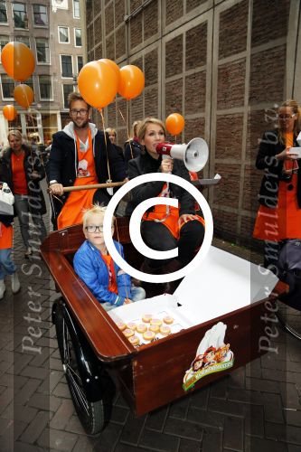 Amsterdam 10 oktober 2012
Tanja Jess Charly Luske en zoon Bobby bakken taartjes voor Kika in het krasnapolsky.
Peter Smulders bv