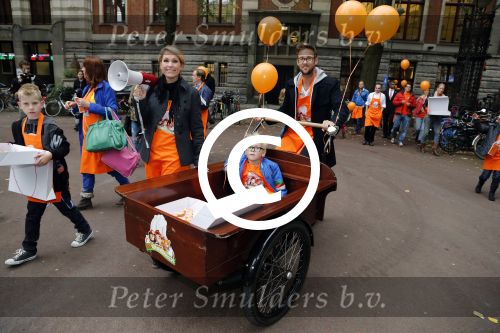 Amsterdam 10 oktober 2012
Tanja Jess Charly Luske en zoon Bobby bakken taartjes voor Kika in het krasnapolsky.
Peter Smulders bv