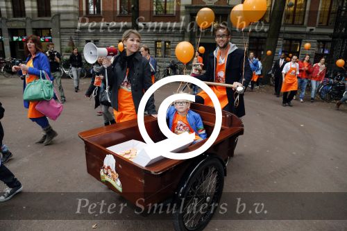Amsterdam 10 oktober 2012
Tanja Jess Charly Luske en zoon Bobby bakken taartjes voor Kika in het krasnapolsky.
Peter Smulders bv