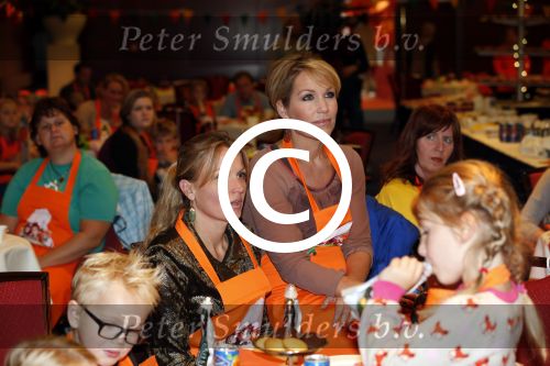 Amsterdam 10 oktober 2012
Tanja Jess Charly Luske en zoon Bobby bakken taartjes voor Kika in het krasnapolsky.
Peter Smulders bv