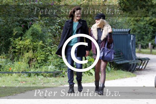 Amsterdam 28 september 2012
Tess Milne met vriend in het sarphatipark.
Peter Smulders bv
