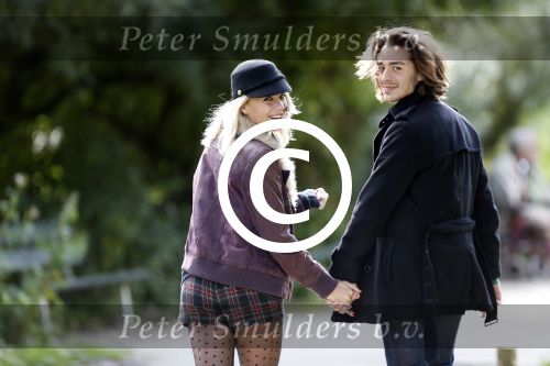 Amsterdam 28 september 2012
Tess Milne met vriend in het sarphatipark.
Peter Smulders bv