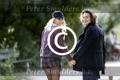 Amsterdam 28 september 2012
Tess Milne met vriend in het sarphatipark.
Peter Smulders bv