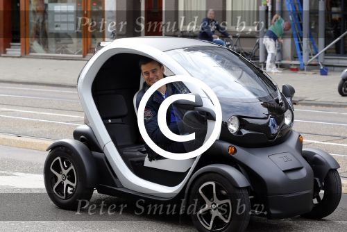 Amsterdam 1 oktober 2012
Das\'s moment bij dr Fish. De bekende mannen reden in een renault Twizy. Wilfred Genee
Peter Smulders bv