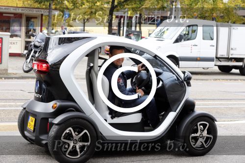 Amsterdam 1 oktober 2012
Das\'s moment bij dr Fish. De bekende mannen reden in een renault Twizy. Wilfred Genee
Peter Smulders bv