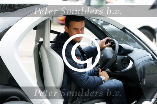 Amsterdam 1 oktober 2012
Das\'s moment bij dr Fish. De bekende mannen reden in een renault Twizy. Wilfred Genee
Peter Smulders bv