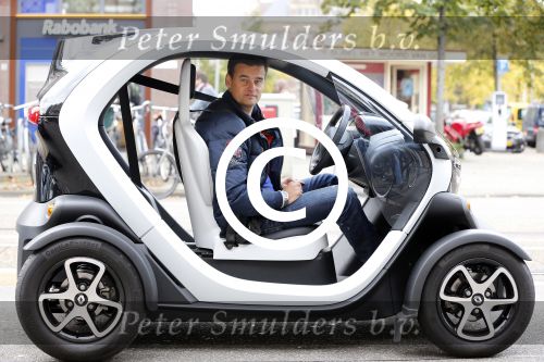 Amsterdam 1 oktober 2012
Das\'s moment bij dr Fish. De bekende mannen reden in een renault Twizy. Wilfred Genee
Peter Smulders bv