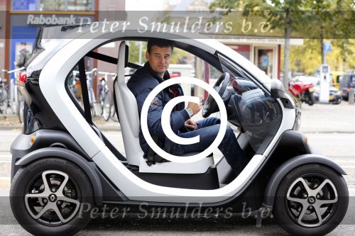 Amsterdam 1 oktober 2012
Das\'s moment bij dr Fish. De bekende mannen reden in een renault Twizy. Wilfred Genee
Peter Smulders bv